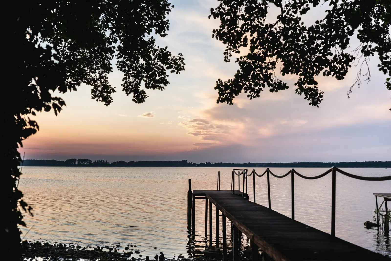 Bootssteg am Seegrundstück mit Seilgeländer im Abendlicht am Arendsee