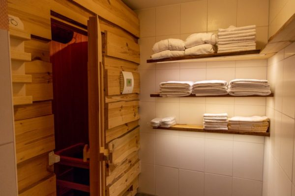 Eingang zur Haussauna im Flair Hotel Deutsches Haus Arendsee mit Handtuchregalen