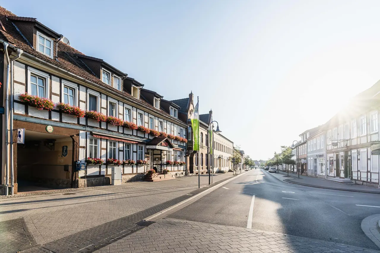 Fachwerkfassade des Flair Hotel Deutsches Haus mit Blumenkästen an der Straße