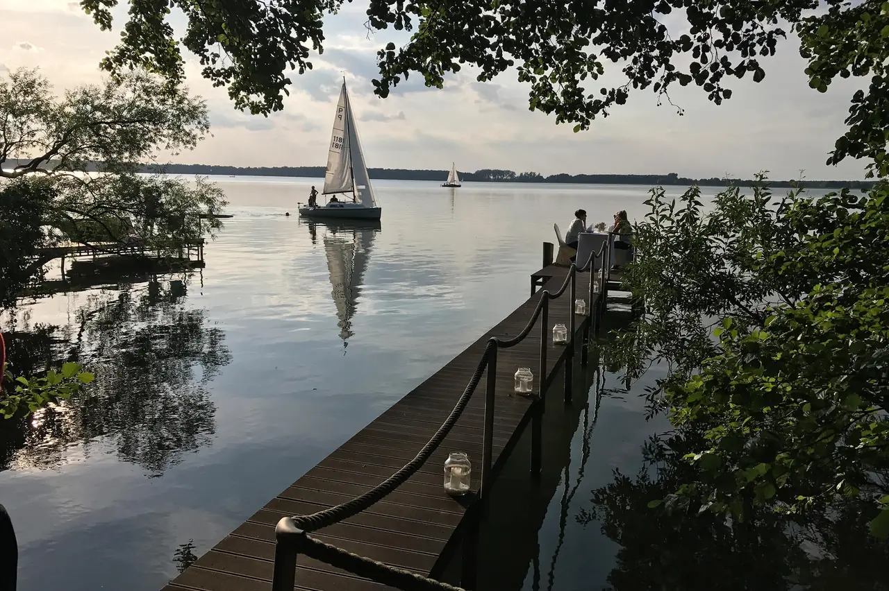 Holzsteg am Arendsee in der Abenddämmerung